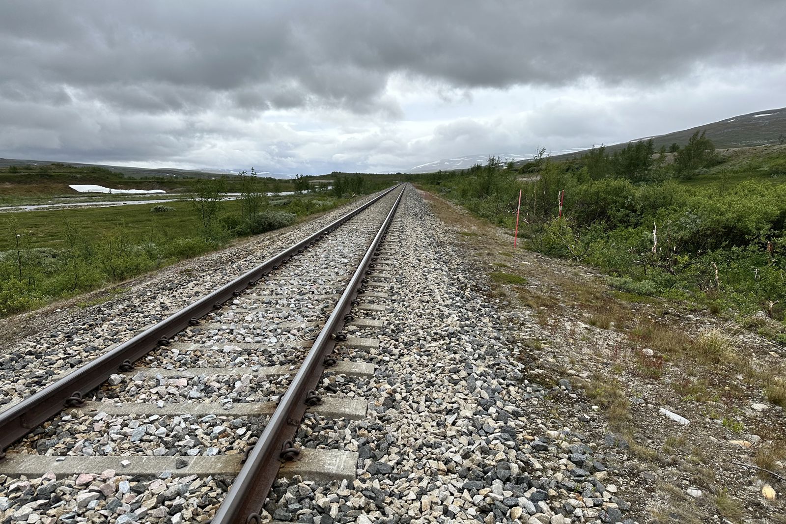 Illustrasjonsbilde som viser jernbanespor over Saltfjellet på sommerstid.