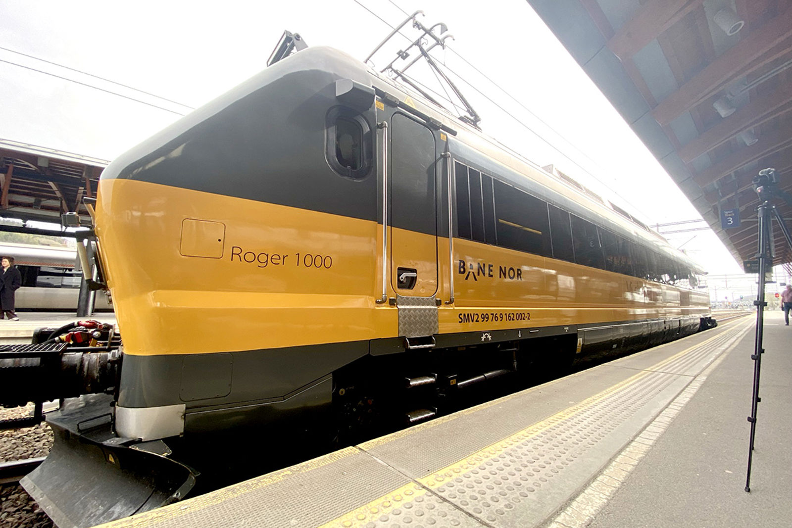 Bilde er av et lokomotiv som står ved en togperrong.