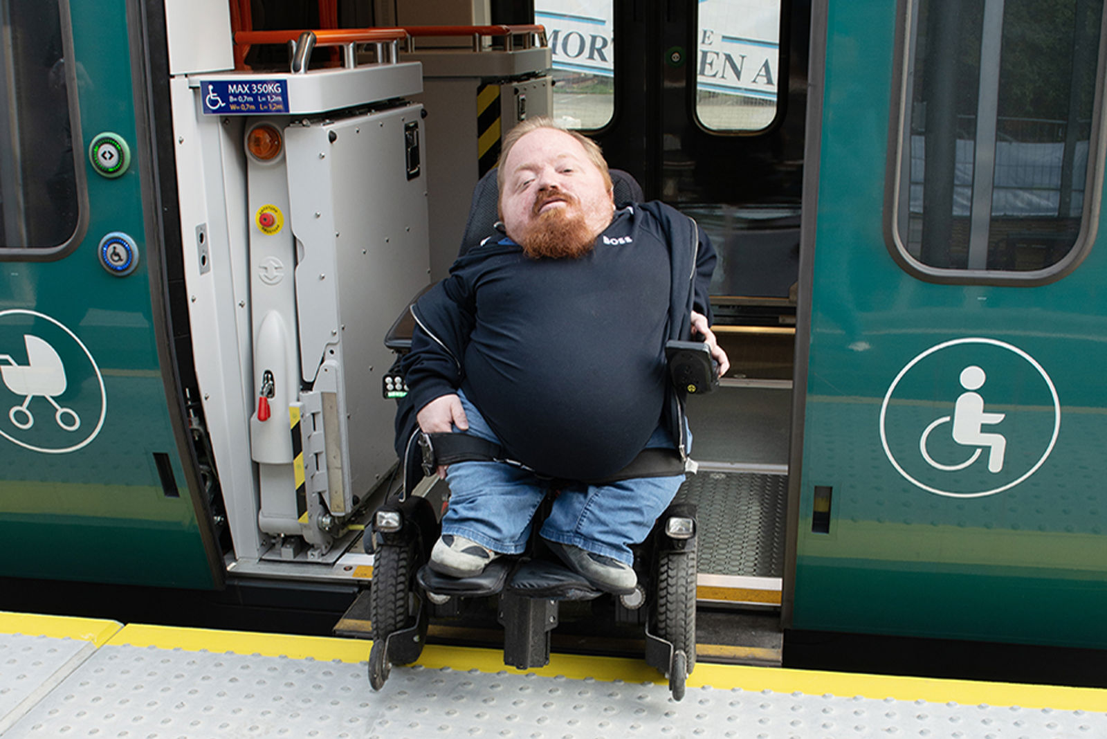 Mann i rullestol på Tønsberg stasjon