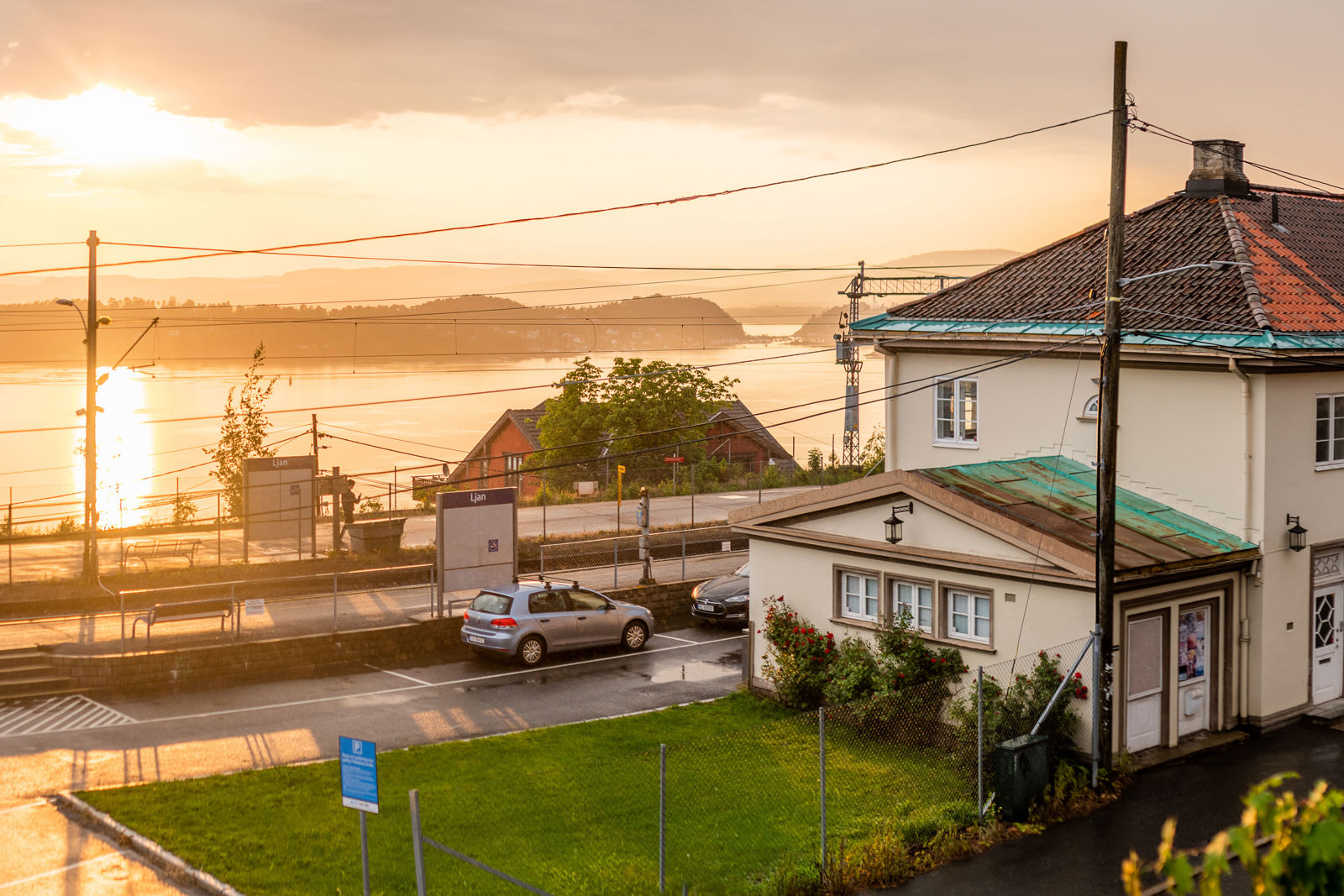 Bilde av Ljan stasjon i solnedgang
