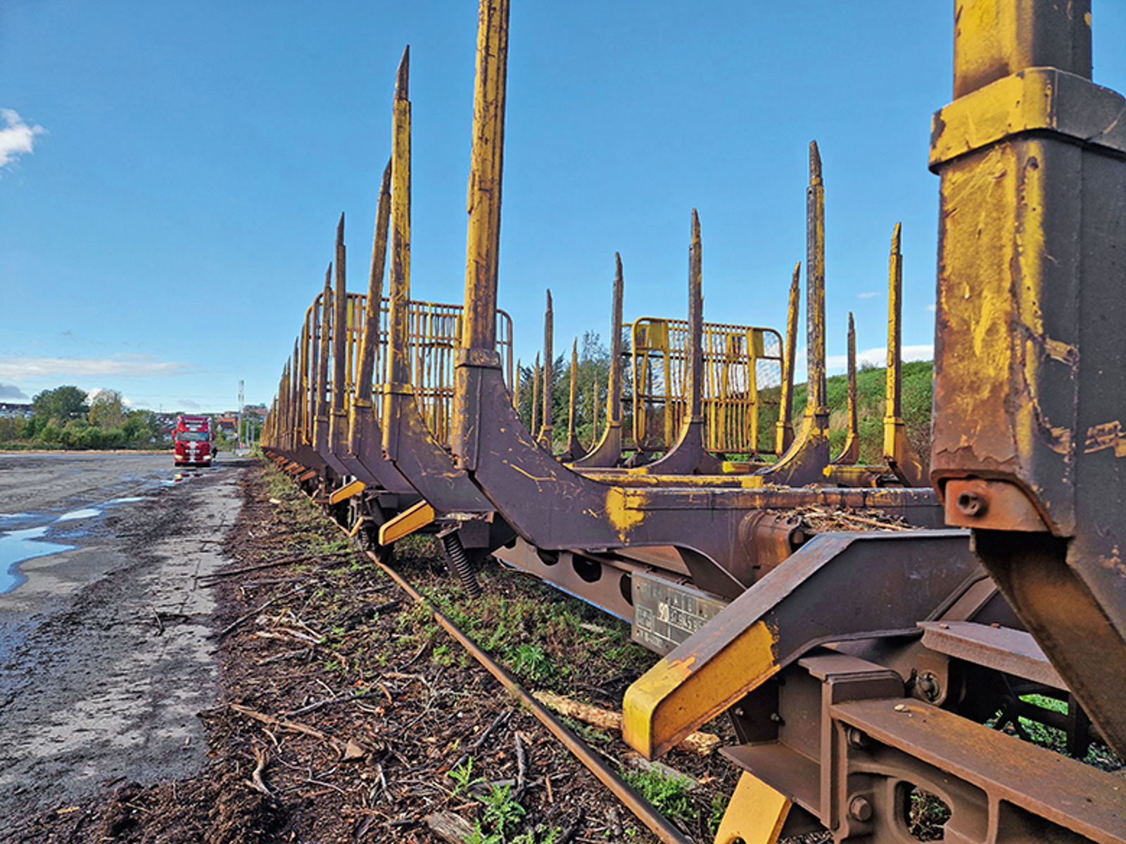 Tomme godsvogner som skal frakte tømmer.