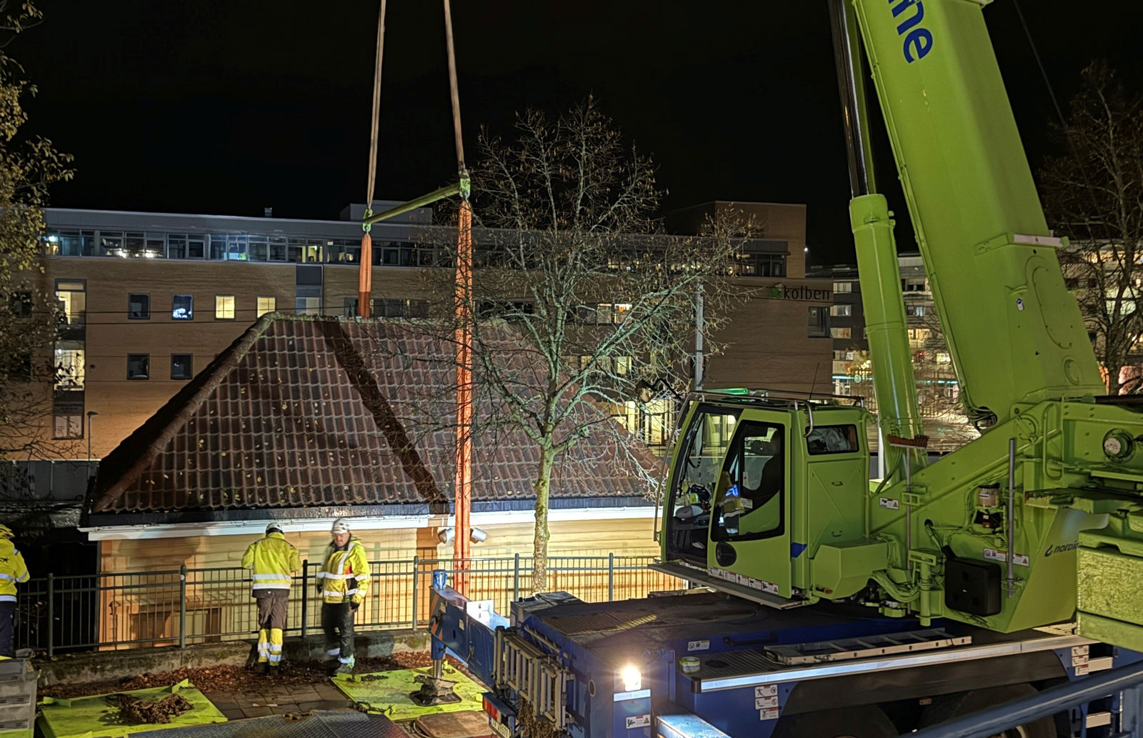 En stor kran gjør klar til løfting av sykkelhotellet.