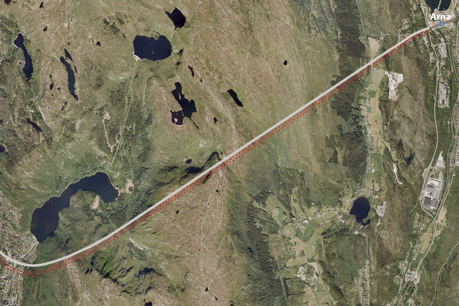 Fotografi sett fra luften av fjellparti med inntegnet tunneltrase