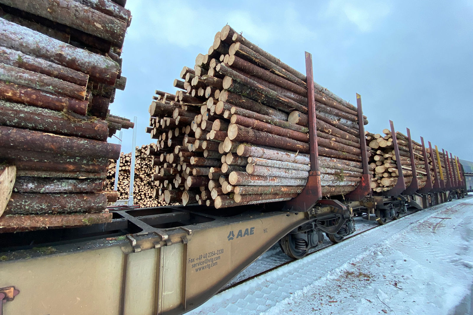 Tømmer som ligger på godsvogn