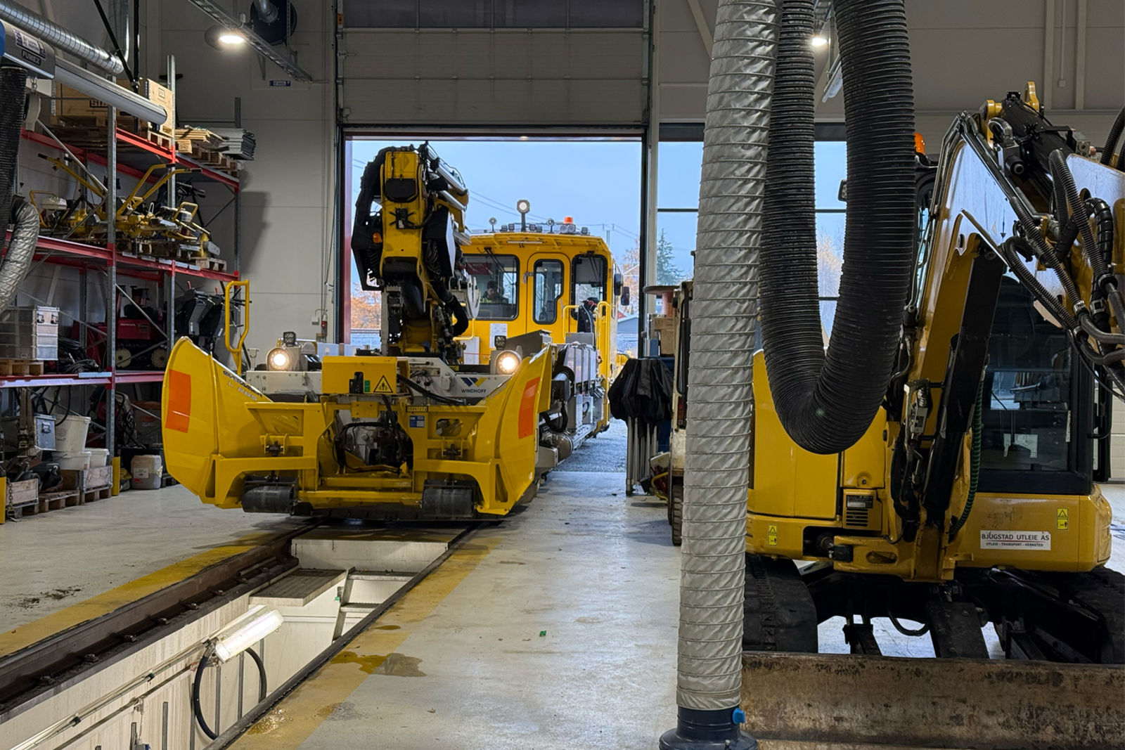 Stor gul snøbrøytemaskin for jernbanen.