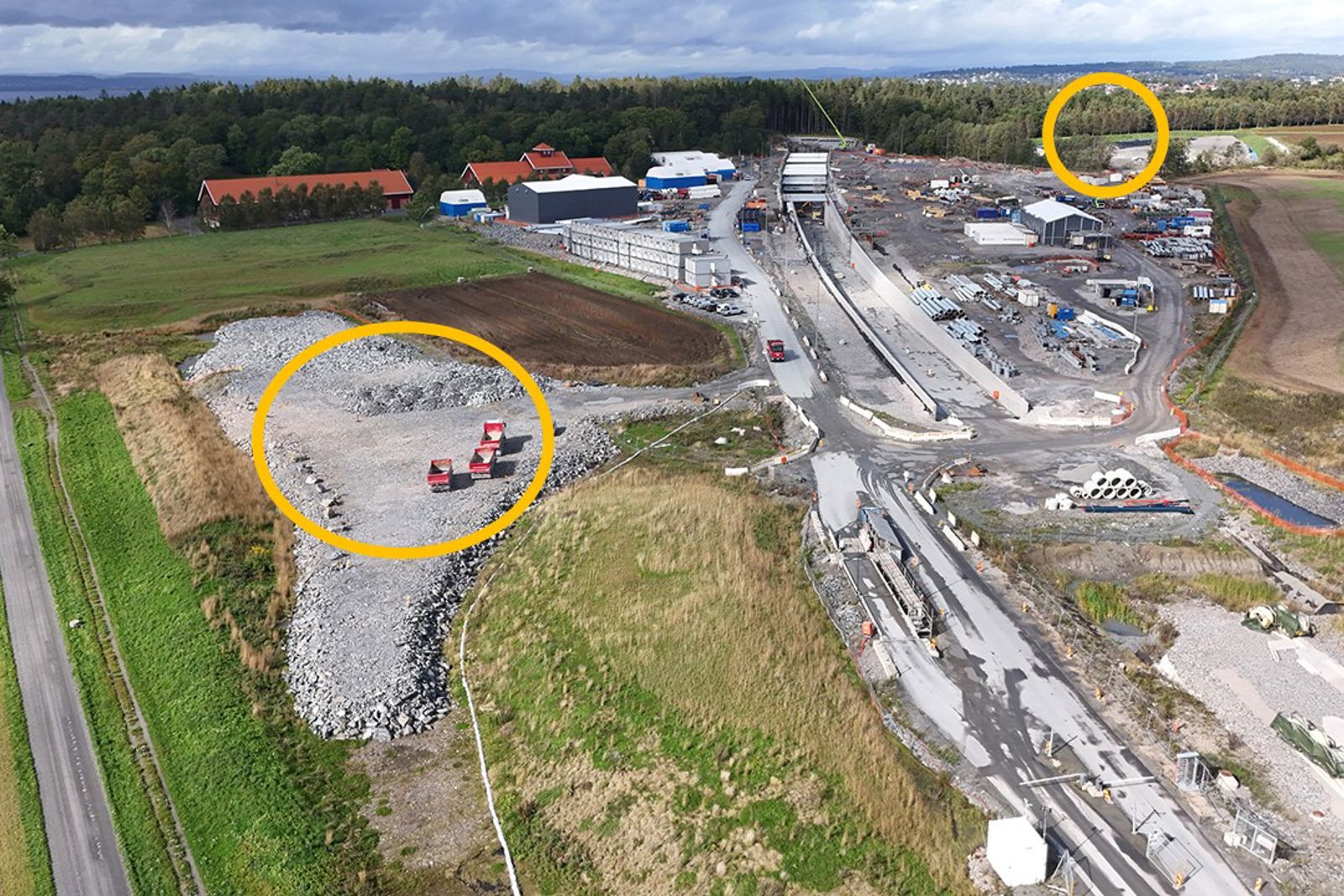 Dronebilde som viser riggområdet på Carlberg. Markeringer i bildet viser plassering av knuseverket.