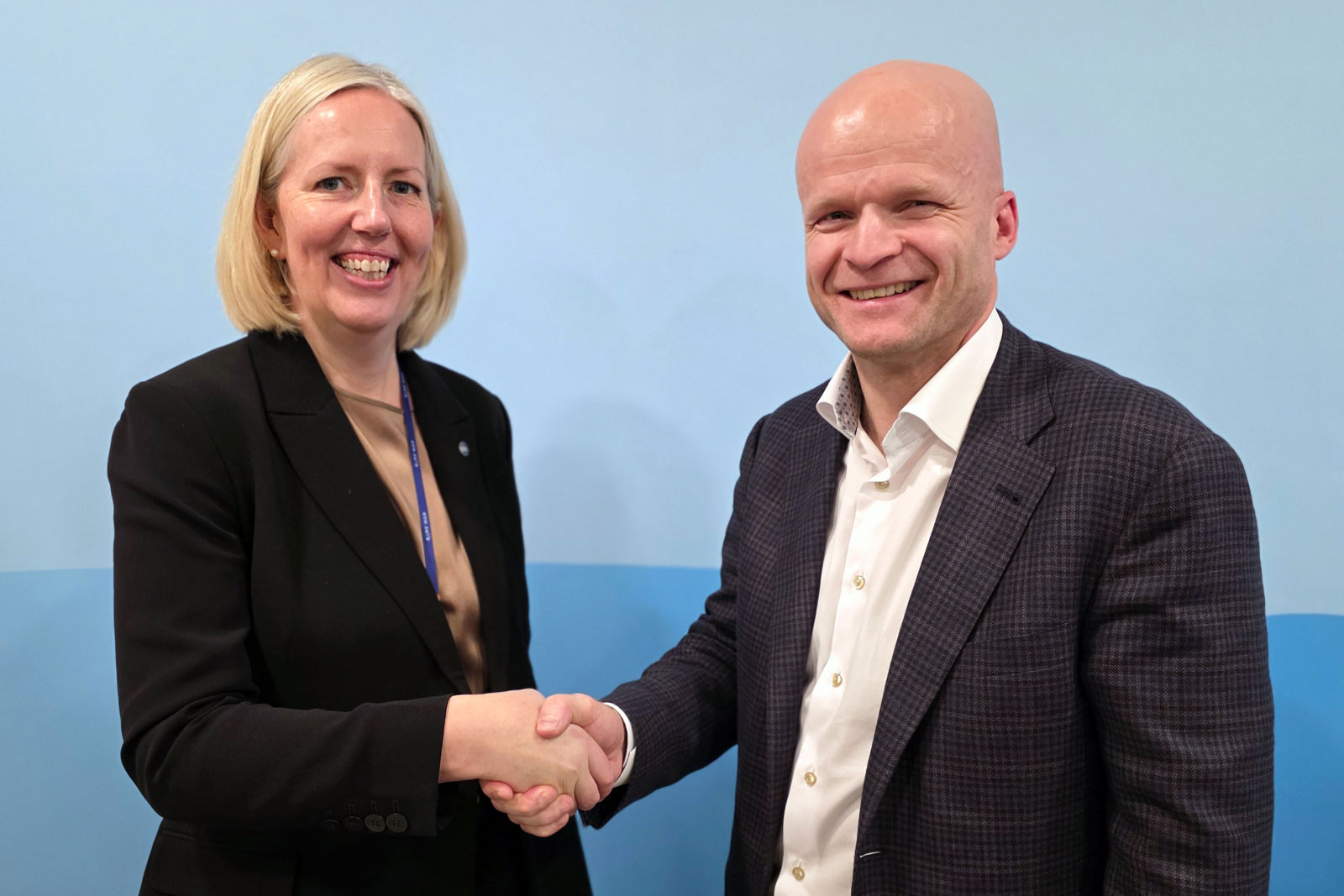 Konsernsjef Agnete Johnsgaard-Lewis Bane NOR og daglig leder Lars Petter Lund Sateba.