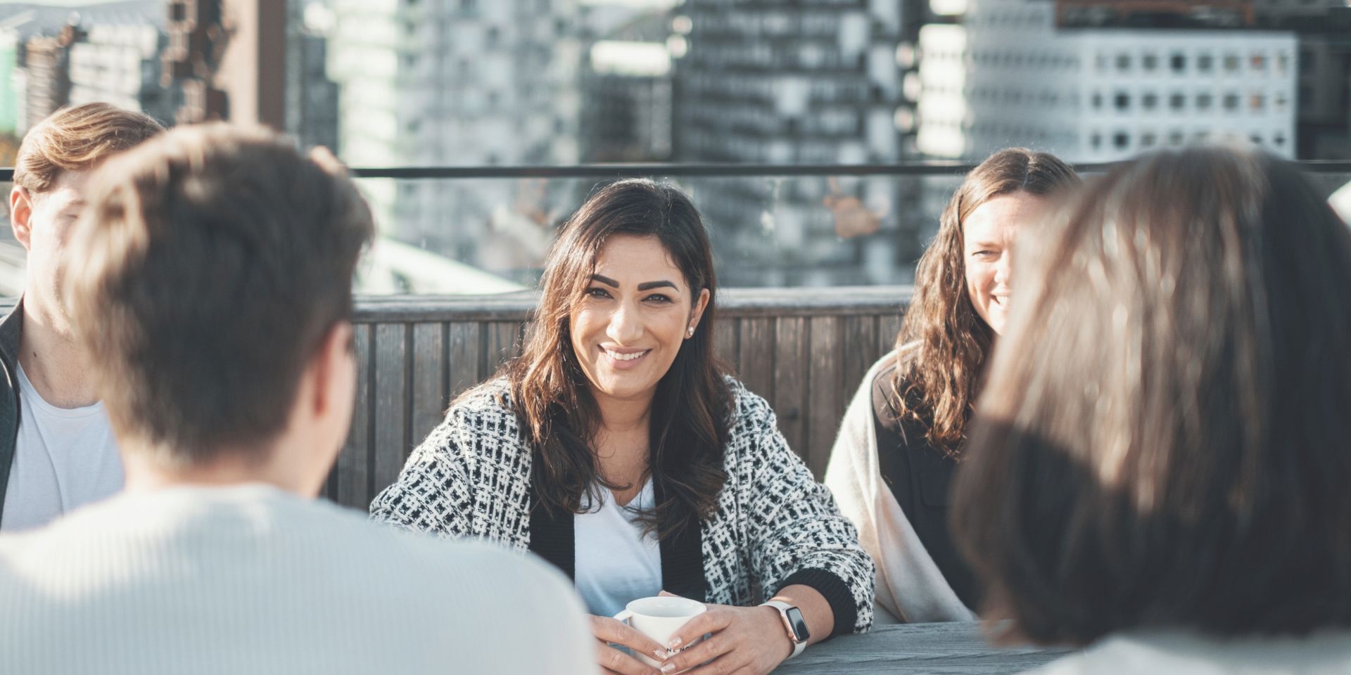 Fem ansatte i Bane NOR er samlet på taket for en sosial prat