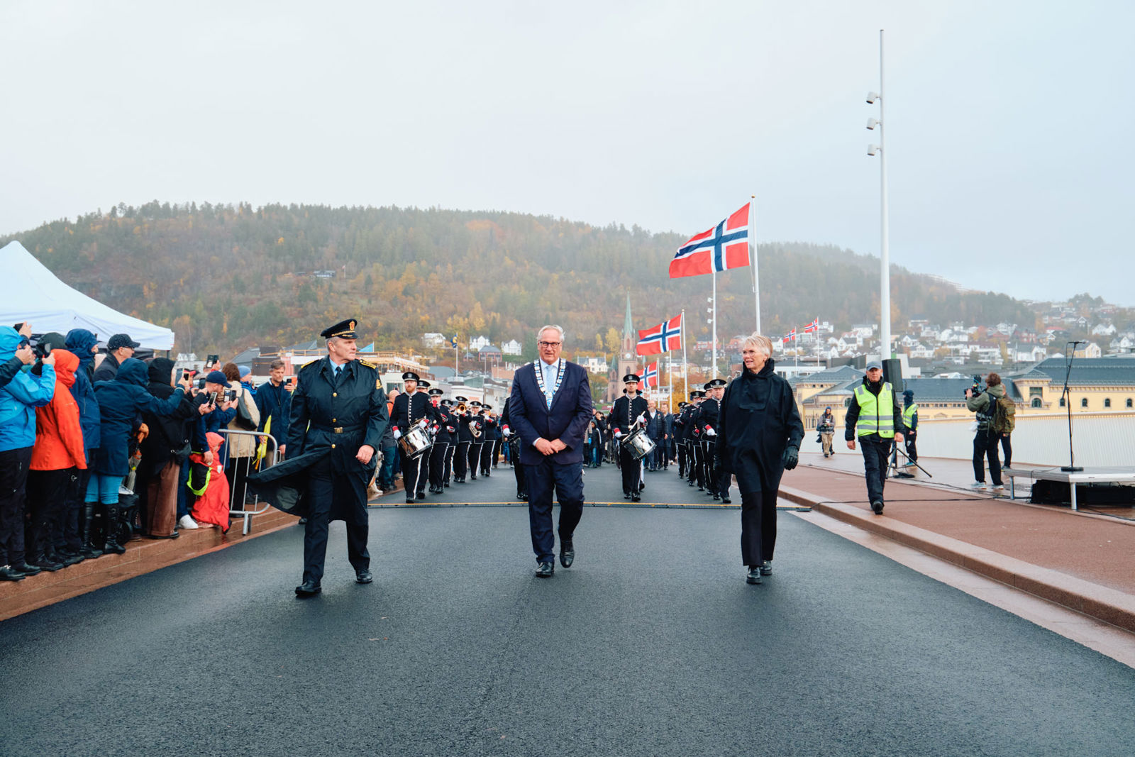 Parade over den nye bybrua. 