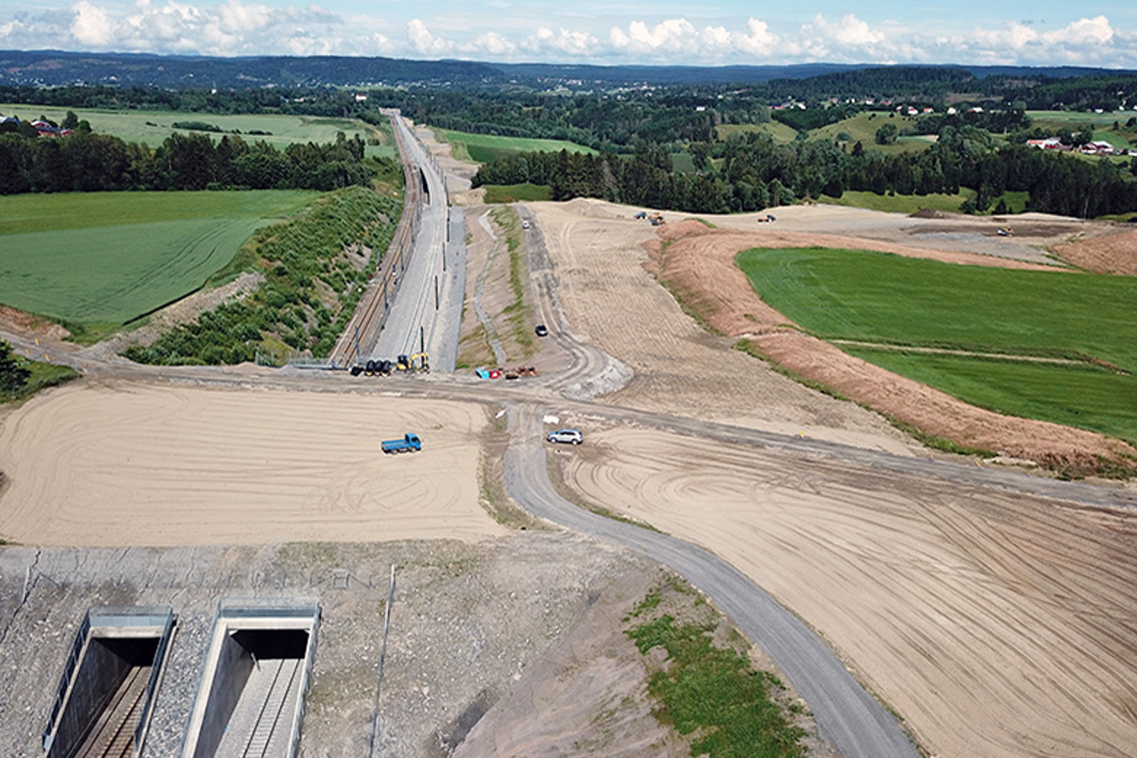 Bilde av jernbane som går gjennom område med dyrka mark.