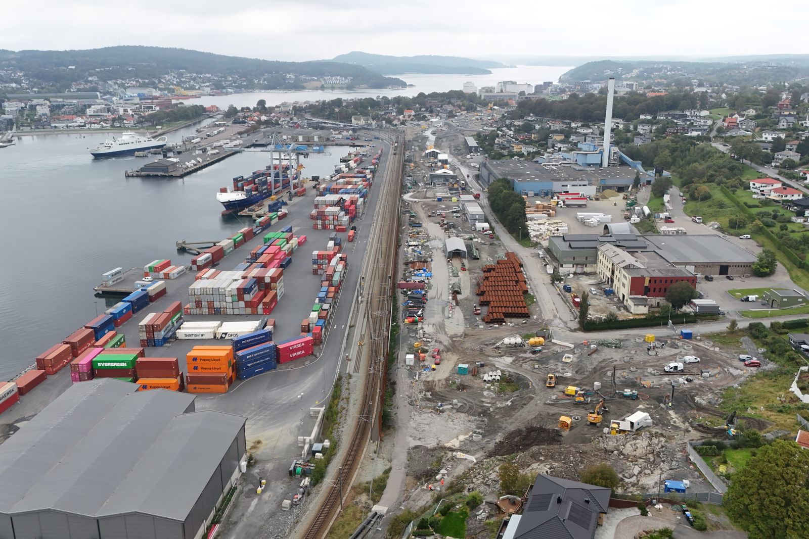 Dronefoto som viser Bane NORs anleggsområde i Moss sentrum. Bildet er tatt nordover fra Kleberget.
