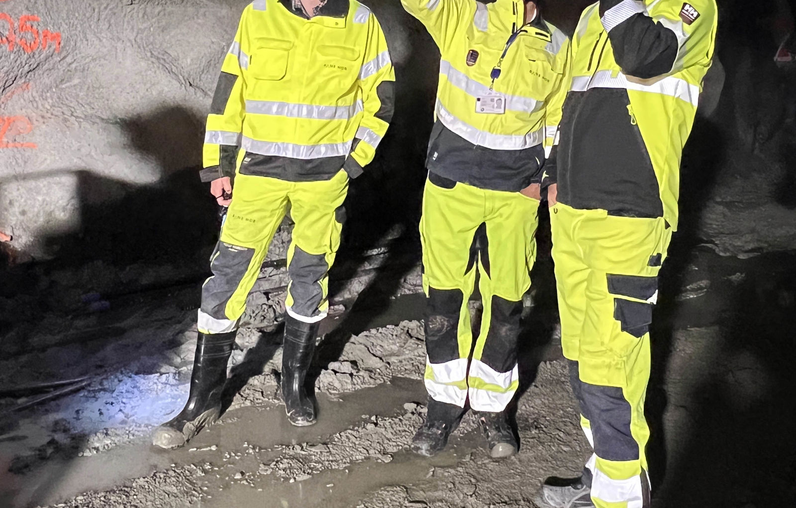 Menn i gult vernetøy i tunnel