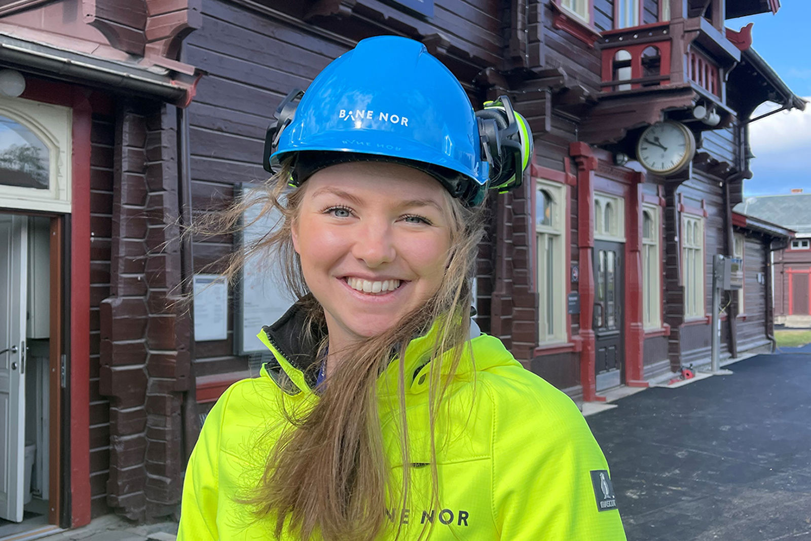 Elise Langkaas iført vernetøy utenfor Jaren stasjon.