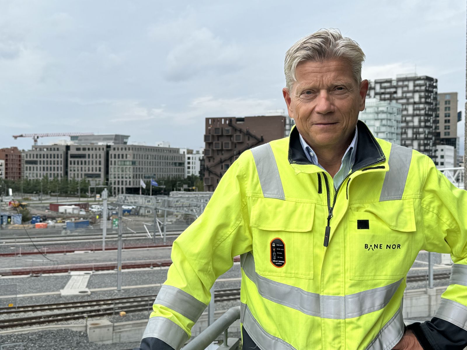 Portrettbilde av mann i gule arbeidsklær.