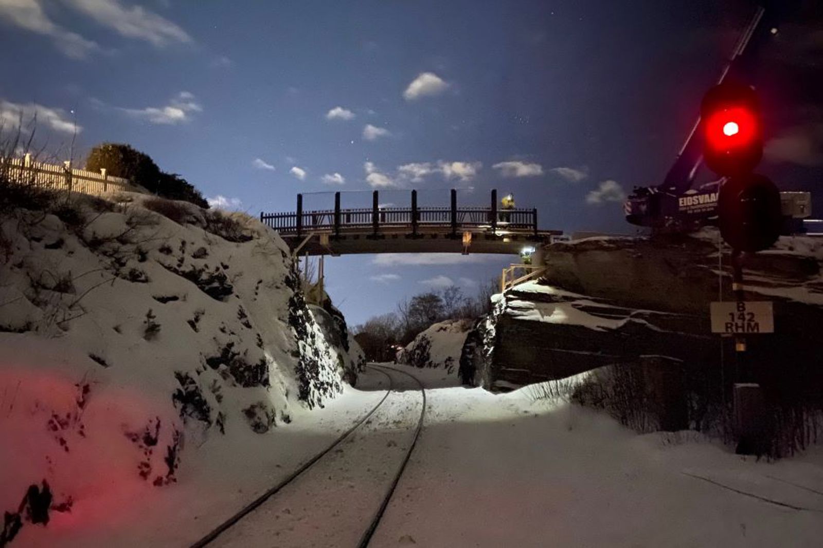 Bildet viser innheising av ny overgangsbru på Hansbakken