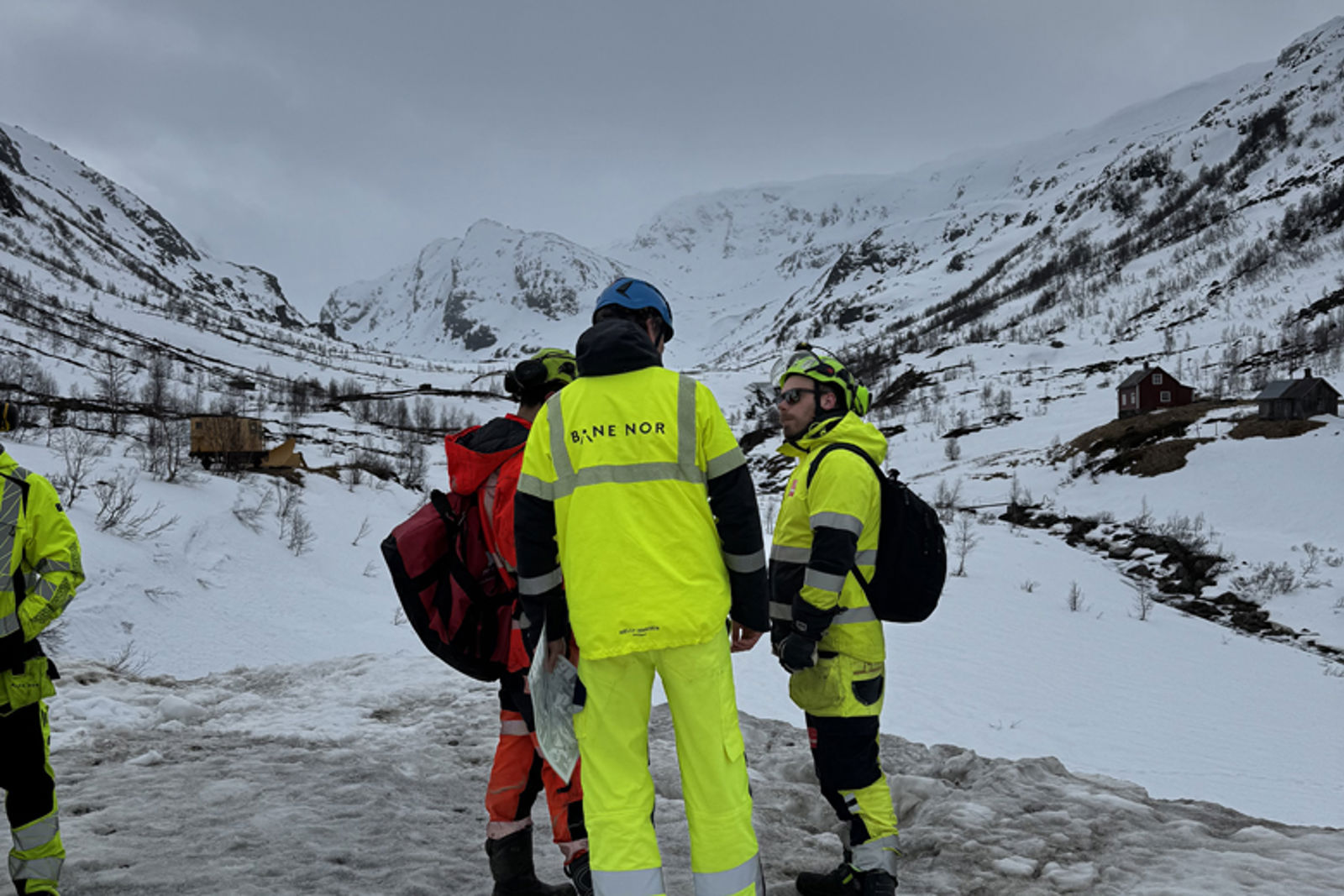 Personer i vernetøy ute i snødekt terreng