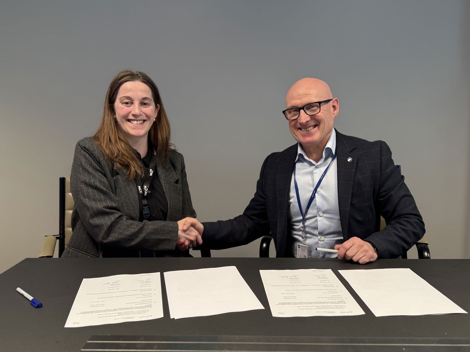 Kvinne og mann håndhilser.