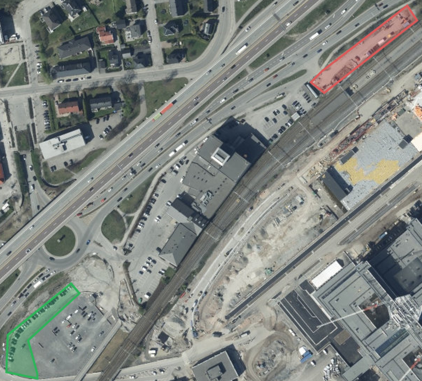 Kart som viser i rødt den gamle p-plassen ved stasjonen, og den nye markert med grønt lenger sør.