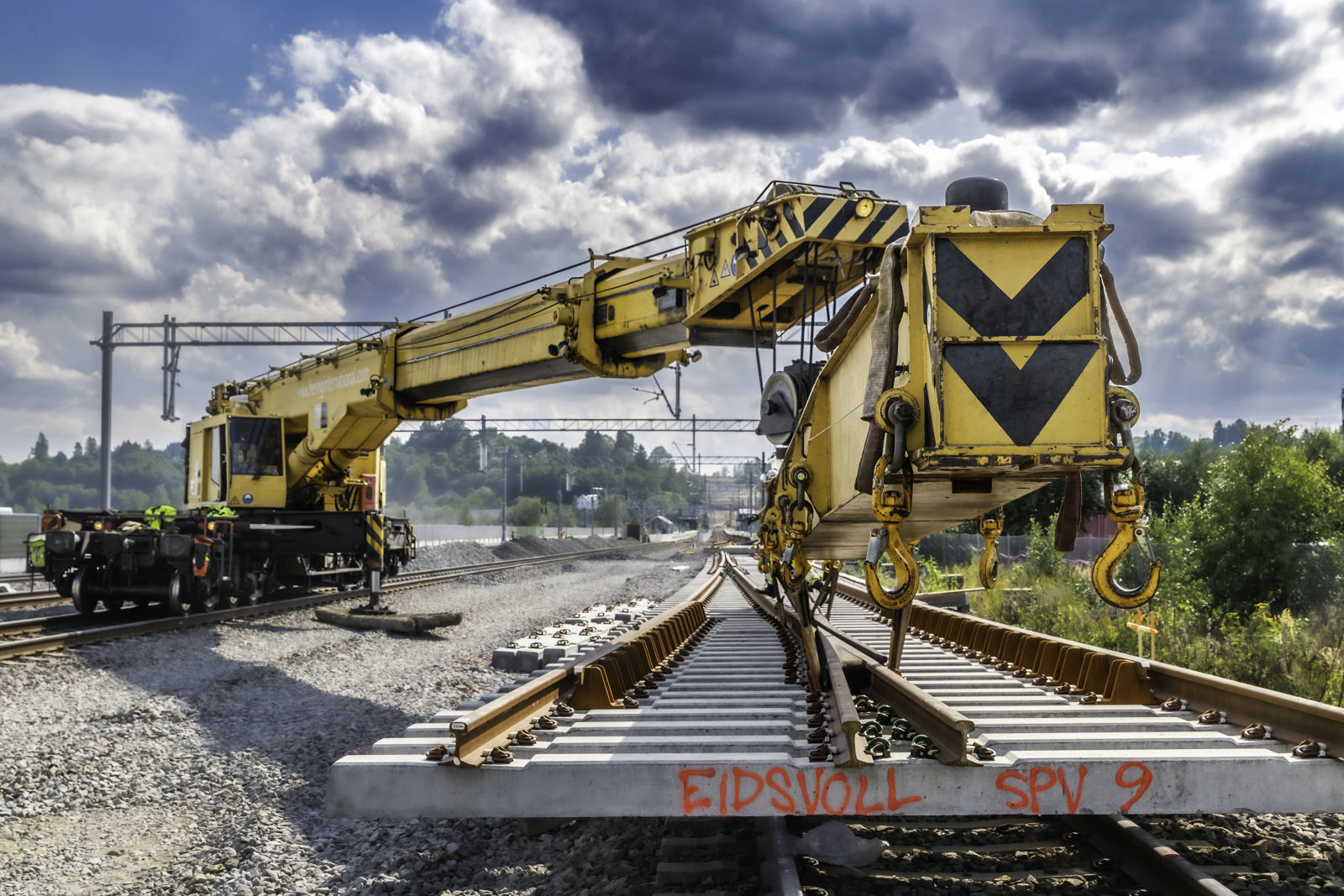 Stor kran heiser sporveksel på plass.