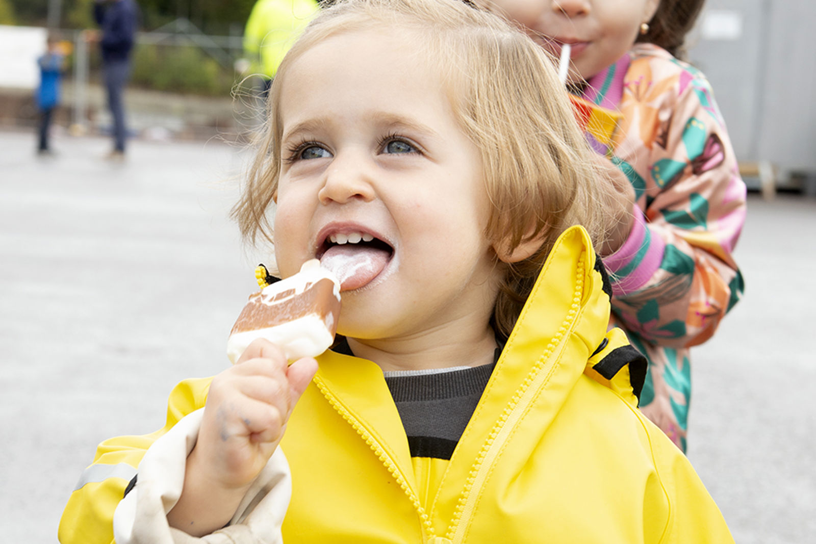 To små jenter som spiser is