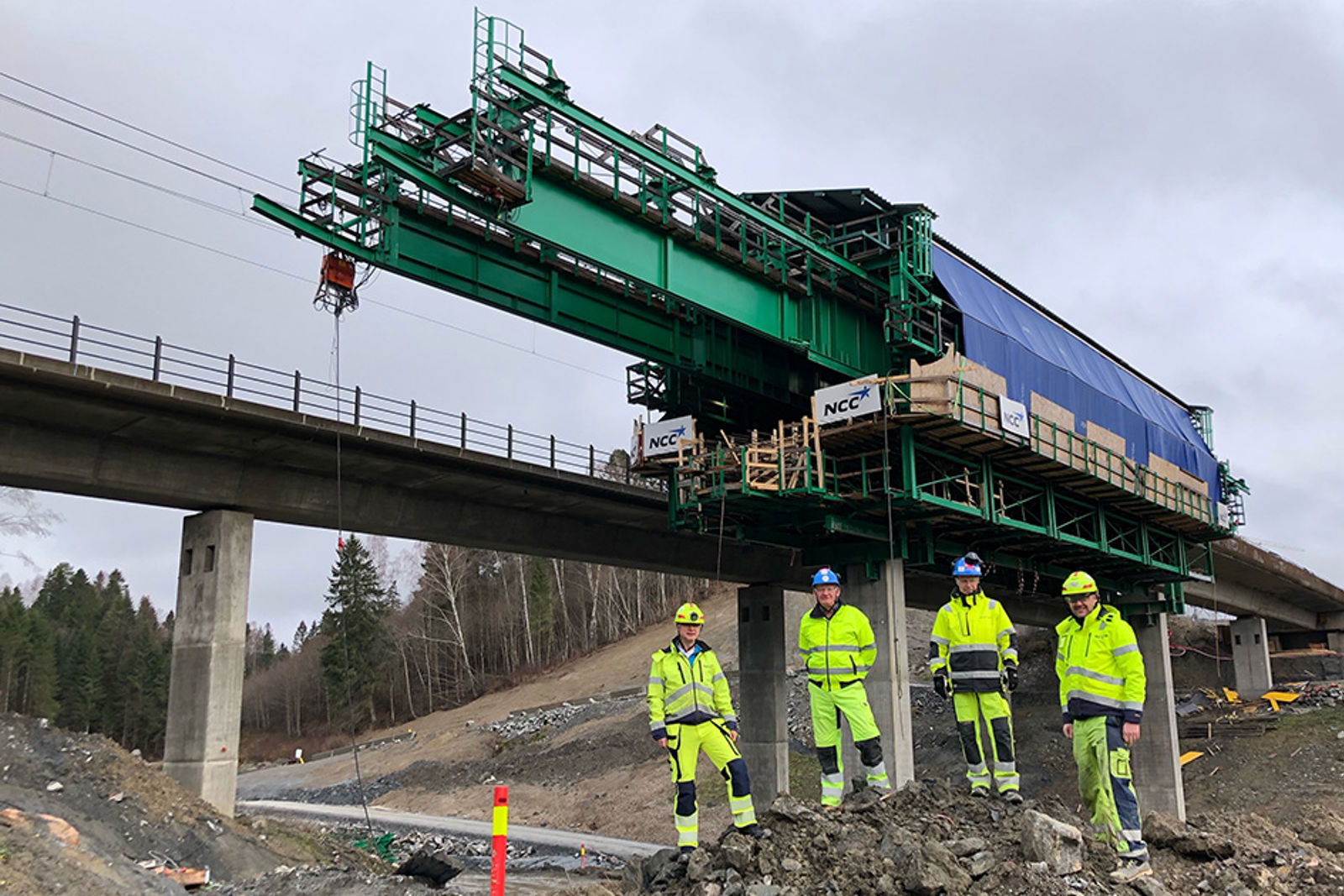 Et knippe nøkkelpersoner foran forskalingsvogna på Ålborgveien bru: F.v. Even Jarle Thun, driftsleder NCC; Leif Arne Hafstad, prosjektleder Bane NOR; Sjur Krogstie, byggeleder Bane NOR og Rasmus Bakke, anleggsleder NCC.