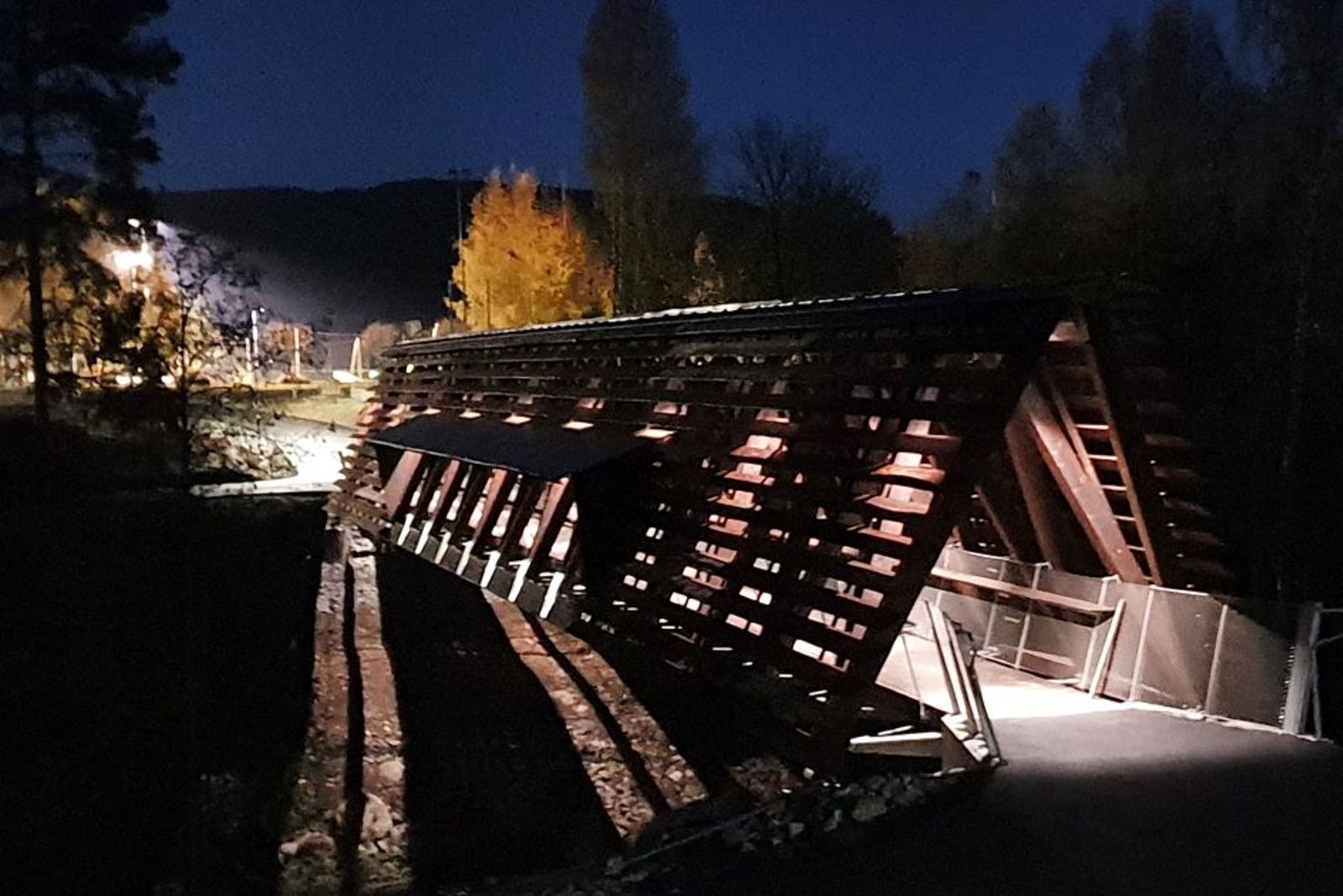 Den nybygde gang- og sykkelbrua over Vikselva er et trafikksikkerhetstiltak for skoleelever og andre myke trafikanter på Tangen. Om kvelden er den også godt opplyst.