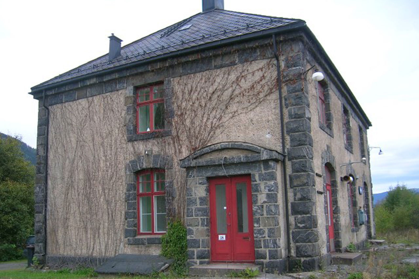 The station building at Fåberg station