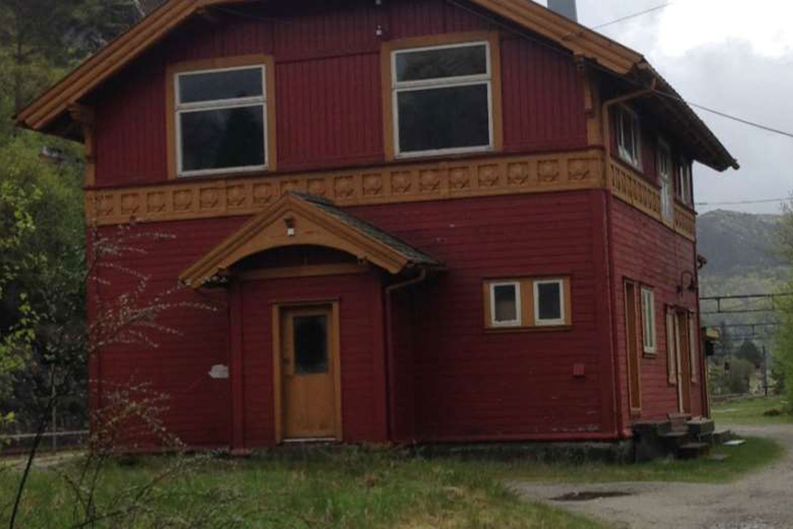 The station building at Heskestad station
