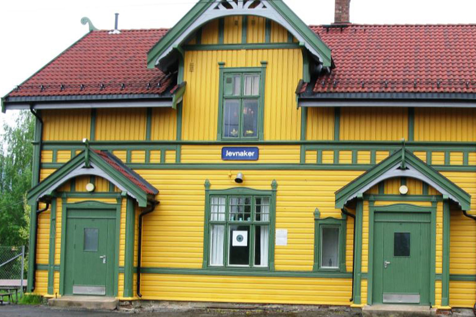The station building at Jevnaker station