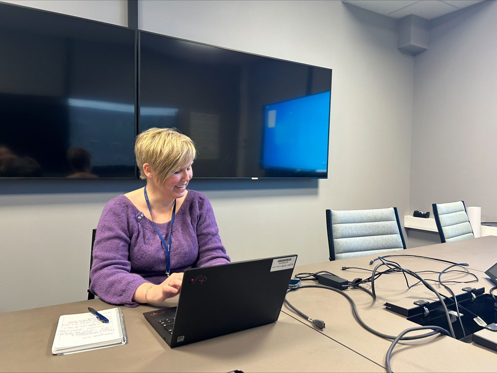 Mari Saxegaard foran datamaskin på kontor