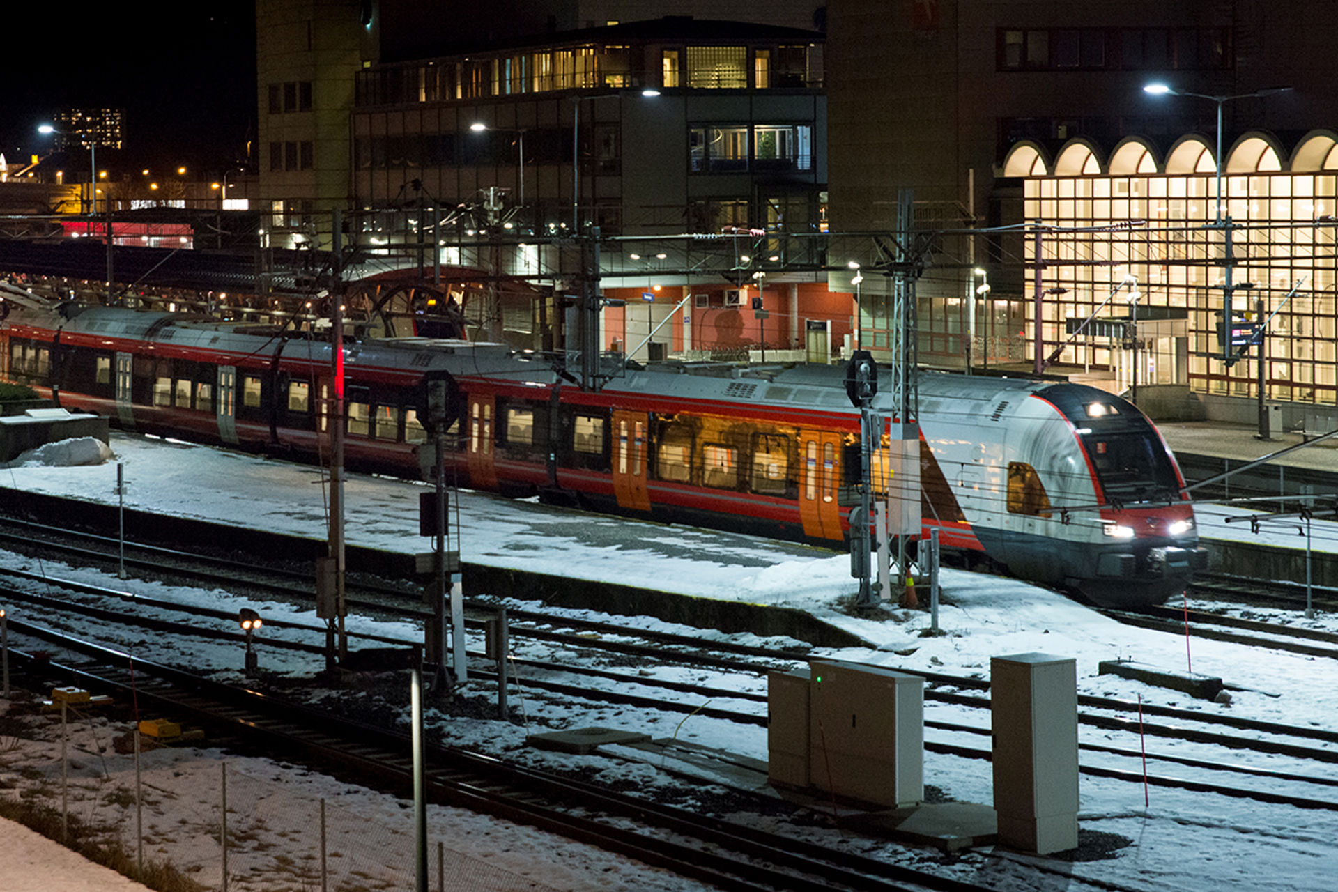 Tog på jernbanestasjon i mørke